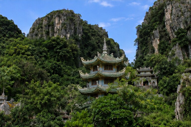 Marble Mountains — характерная деталь
